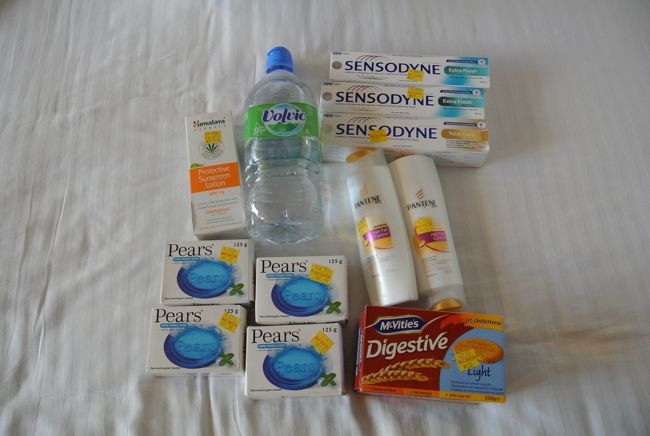 とりあえず使うシャンプーや日焼け止めや歯磨き粉をスーパーで購入。