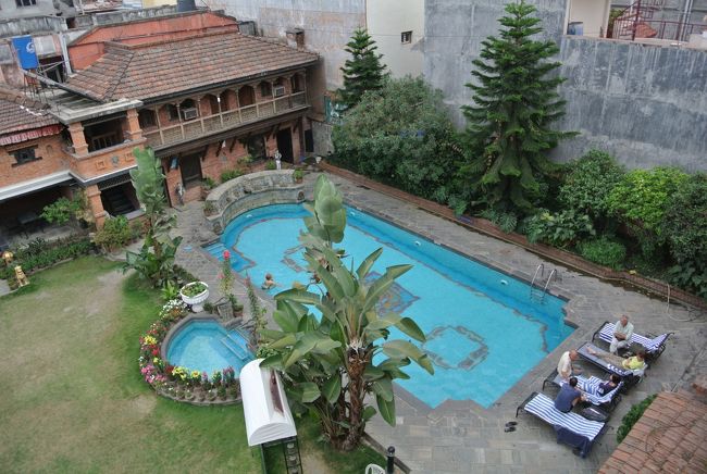 部屋のベランダからはプールが見えます。日中はここに泊まってたお客さんが入っていました。