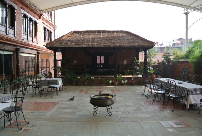 ホテルの中庭。数日後ここで結婚式のパーティをやっていました。