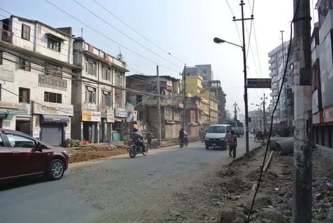 道路拡張工事をやってます。が、なかなか進まないようです。