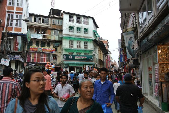 夕方の街はとってもゴミゴミしています。年末の上野のアメ横みたいに活気あります。
