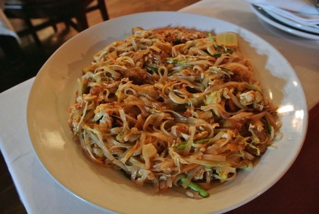 タメル地区にあるタイ料理のレストラン「YIN YANG」　平べったい麺の焼きそば