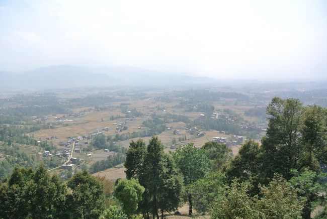 5/11<br />日本から式に出てくれる友人第一弾の2人が到着。こうやってネパールに友達といるってのが初めてなので、不思議な感覚。きれいな朝日を見たいというリクエストがあってナガルゴットへ向かいました。途中で運転手さんが停めてくれました。