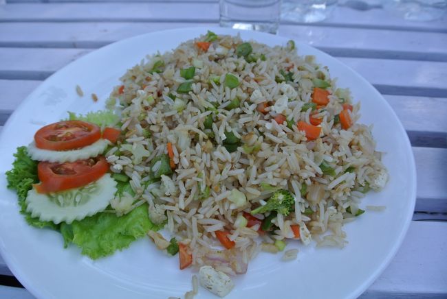 ホテルの中庭でランチ　　チャーハン