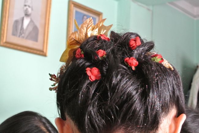 5/13<br />彼のおばさんの家で式の準備。髪を結ってもらいました。