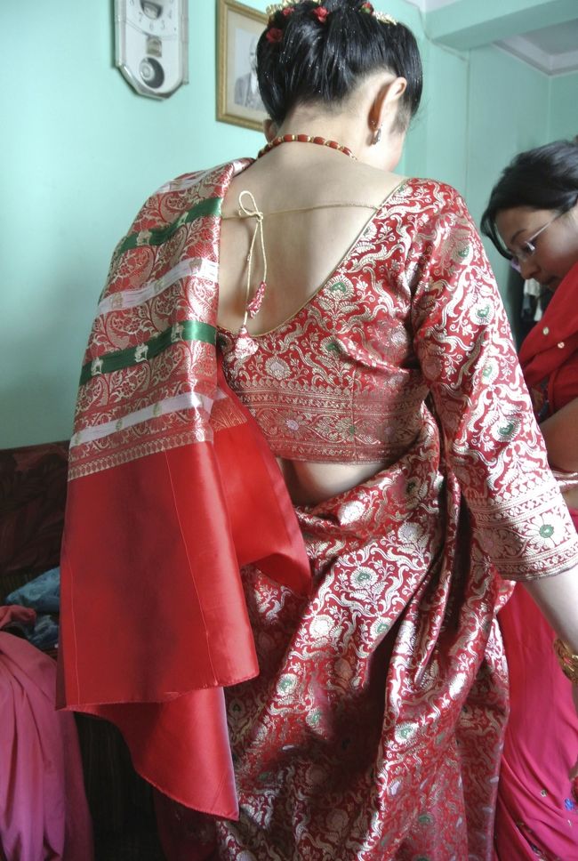 衣装は私が着いた日（5/9）に採寸してそこから作り、この日初めて着ました。ま、採寸してるからピッタリ。下は布を巻いてスカートみたくなるので、サイズは特になし。全部の指に指輪をつけて、ほかにも高価なアクセサリーをつけます。