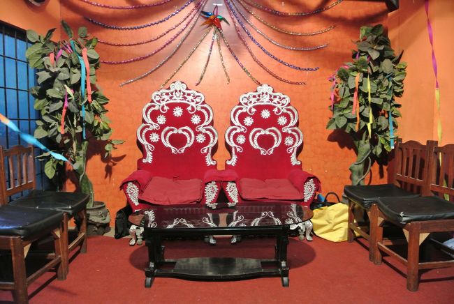 式を終えてパーティの会場へ。こんな恥ずかしいイスが。。<br />