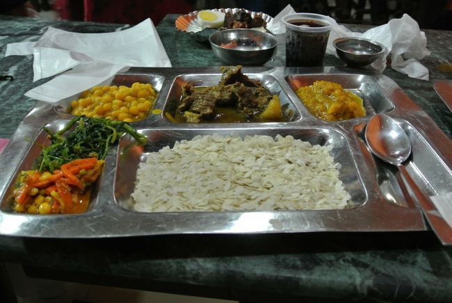 周りの空いてる皿の部分にカレーや野菜を入れます。これは減るとどんどんつぎ足してくれます。