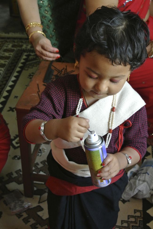 彼の姪っ子。ネパールの伝統的な衣装のようです。