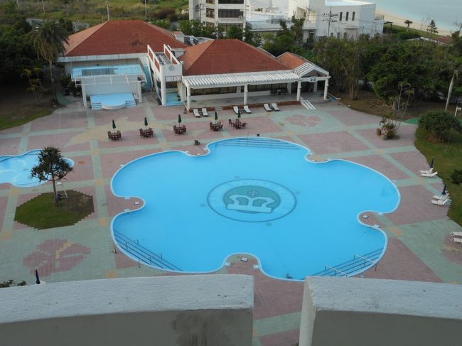 部屋真下にプールを見ることができます。