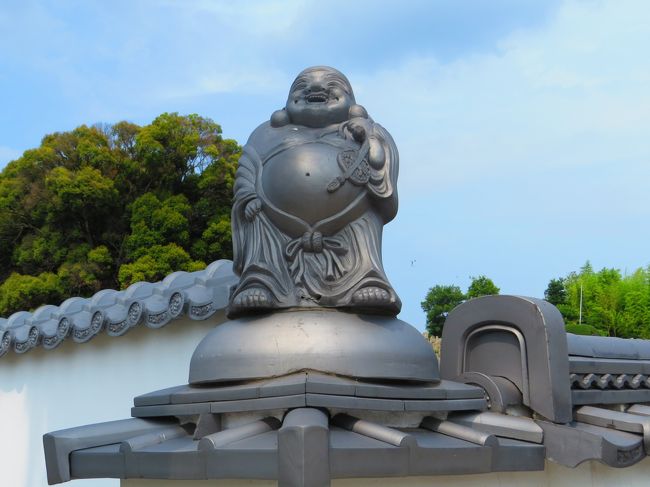 西林寺の白壁塀に布袋さまが