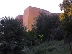 ２１：５０
ホテルから、ナスル朝宮殿に向かいます。
夜間見学の入場口は、チケット売り場の横からは、
入場できませんでした。
無料地域への入場箇所、
車両の門・裁きの門からの入場になります。