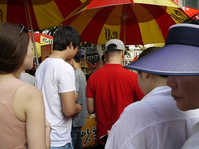 人気のホットク屋さん。<br />行列です。