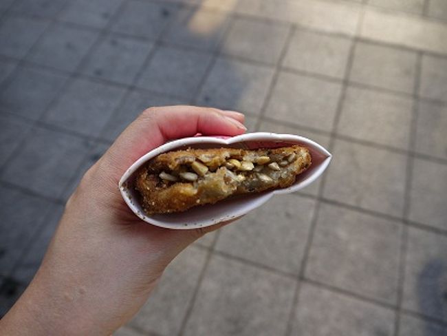 中身がこんな感じで香ばしくて<br />外もカリカリ。<br /><br />人気なだけに<br />ホットク好きの私も<br />一番好きになりました。