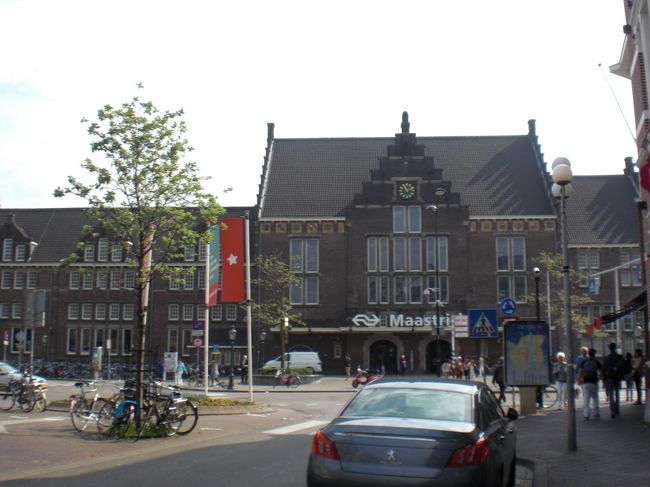 4/23 勤務時間が終わったら、高速で広島空港に向かいます。空港は三原市にあり、広島からの交通の便は良くありません。マイカーで行くのが一番便利なのですが、駐車場代が、、、　航空機を利用する場合は、無料にするなどのサービスを今後、期待します。<br /><br />この日は国賓（Aメリカの Oバマ大統領）が羽田に到着するとか。空港内のゴミ箱が閉鎖されるなど厳重な警備体制でした。<br />早速シャワールームに向います。外貨両替をしたり、免税店に立ち寄ったりしていると、あっという間に搭乗時間になります。<br /><br /><br />深夜（4/24の早朝？）に羽田空港を出発してから飛行機→鉄道→バスと乗り継ぎ、やっとマーストリヒトに到着したのが４／２４の正午頃。<br />飛行機の中でもあまり眠れず、睡眠不足と疲労と空腹でふらふらになりながらもはじめてのオランダ旅行に気分は最高潮！！<br />鉄道駅のコインロッカーにスーツケースを預けて、さっそく観光です。