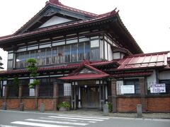 太宰治記念館「斜陽館」　明治４０年に建立され、２年後に太宰がここで誕生。青森中学に進学するまでの少年期を過ごした生家。
