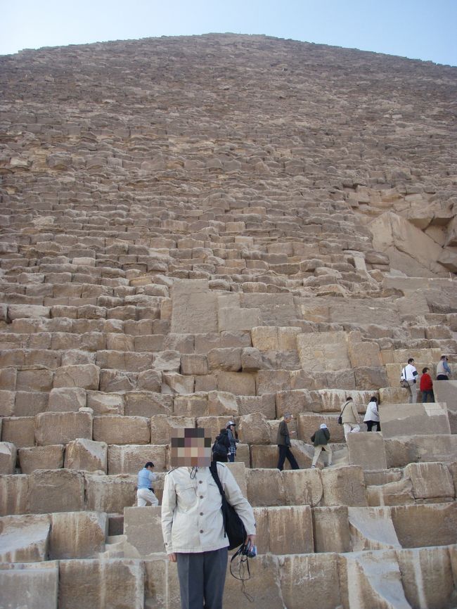 エジプトの１月は寒い。<br />クフ王の墓穴に入れることになっていましたが、<br />インターネットの書き込みで、中は狭く天井が低い<br />ので中腰のまま動かなければない、見学後は<br />ひざがガクガクして筋肉痛になる、とあったので<br />私たちは回りを見物して待つことにしました。<br />これが裏目に出ました。<br />