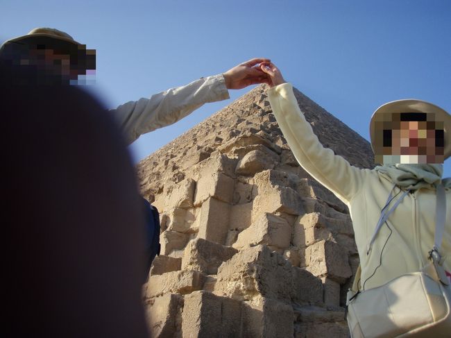 回りを見物していると、ピラミッドを警護<br />している兵隊が写真を撮ってくれると言う。<br />撮ってもらうと、チップをくれと言う。<br />どこからか数人の兵士や乞食みたいのまで現れて、<br />結局40ドルのチップを取られてしまったのです。<br />ピラミッドや王の墓を建てた時代にも墓泥棒がいて、<br />王族たちが泥棒から墓を守るのがいかに大変だったか、<br />初日から実感させられたのでした。<br />出来上がった写真もこんなです。<br />政変で彼らが処罰されていることを、強く<br />希望します。<br />