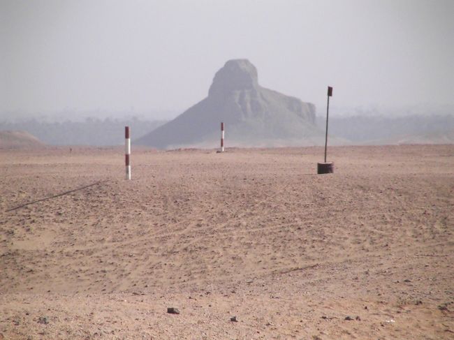 朽ちかけたピラミッドも点在します。