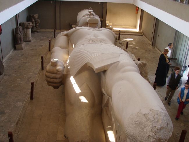 ラムセス２世の巨像です。