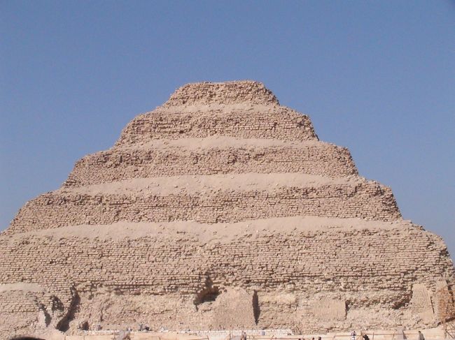 エジプトで最も古いピラミッド<br />とされるサッカラの階段ピラミッドです。<br />４千年以上も前のものなので、風化が進んでいます。<br />