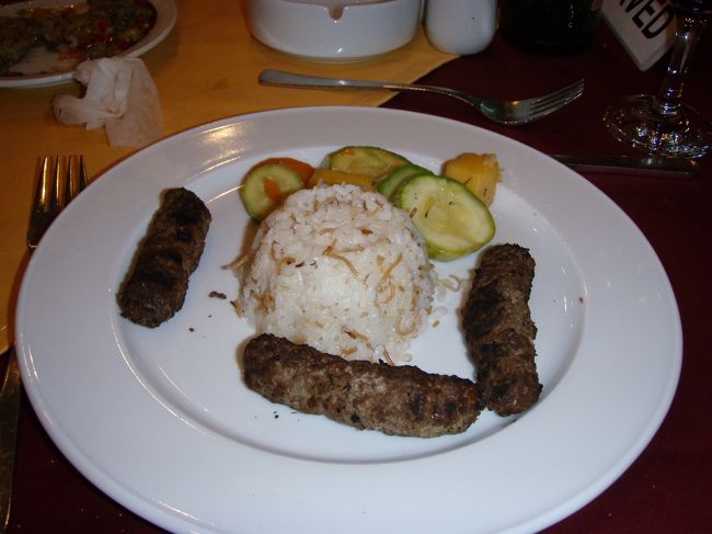 飛行機でルクソールへ移動後、夕食。<br />味は、う〜ん・・・。<br />ツアーだからしょうがない。<br />