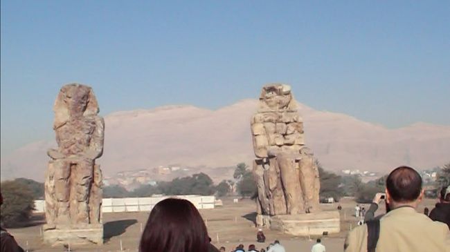 メムノンの巨像をまず見物。