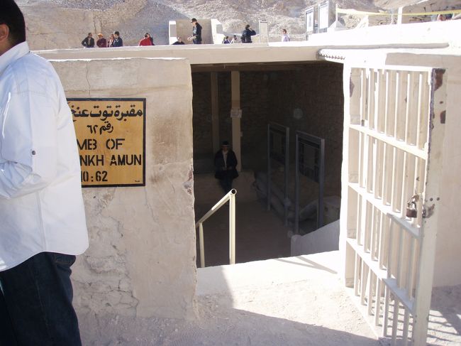 ツタンカーメンの墓などを見学。<br />全ての墓を見ると１日はかかりそうでした。<br />