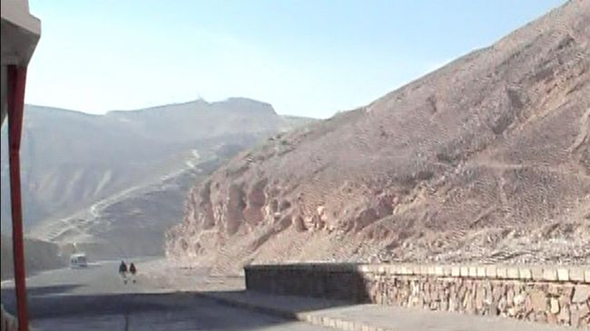 次に向かったのが、ハトシェプスト女王葬祭殿です。<br />専用のカート乗り、入口に向います。<br />