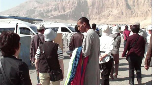 いったんカートを降ります。<br />しつこく付きまとう土産物屋を振り払って、<br />入口に向います。<br /><br />