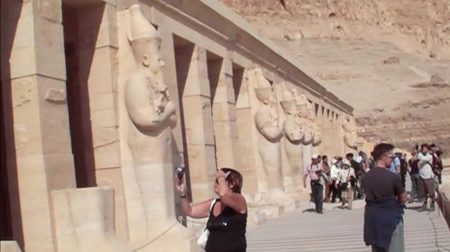 三層構造になっていて、中層部分は<br />左右に柱がシンメトリーに並んでいます。<br />