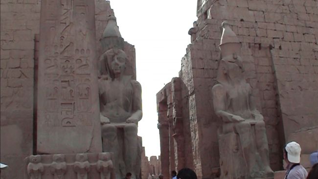 ルクソール神殿の入口です。