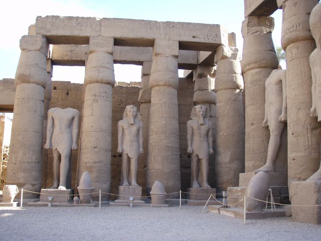 首を切られた像もあります。