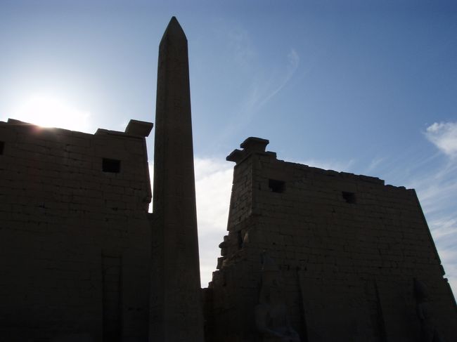 オベリスクです。パリのコンコルド広場にある<br />オベリスクは、この右側にあった物です。<br />