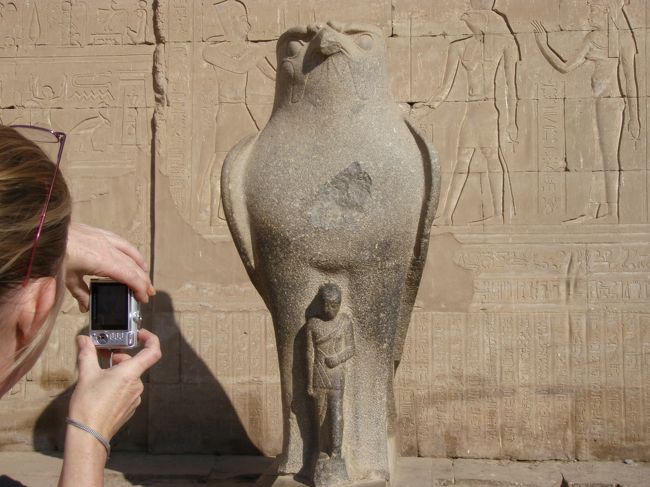 神殿建物に入る手前にホルスがいます。<br />この地に、ハヤブサの姿をしたホルス神が<br />降り立ったため神聖なる地とされ、神殿<br />が建てられたそうです。<br />