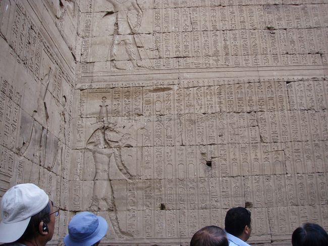 神殿を出た壁沿いにも<br />壁画とヒエログリフが延々と続きます。<br />