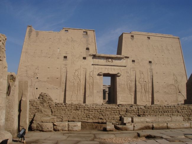 神殿の外に建つ建築物にも壁画が描かれて<br />いました。<br />