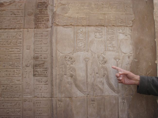 いたるところに壁画と<br />ヒエログリフが描かれています。<br />