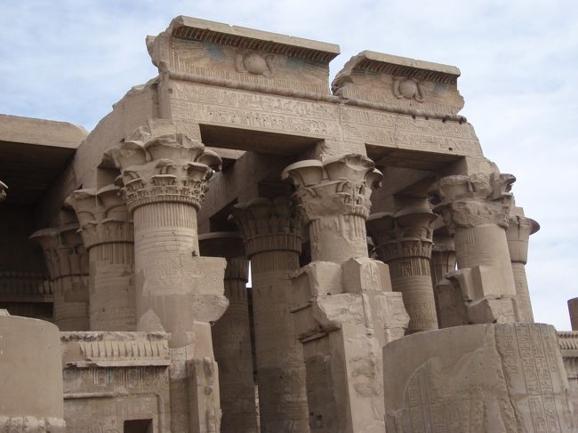 建物の上部にもヒエログリフが描かれています。