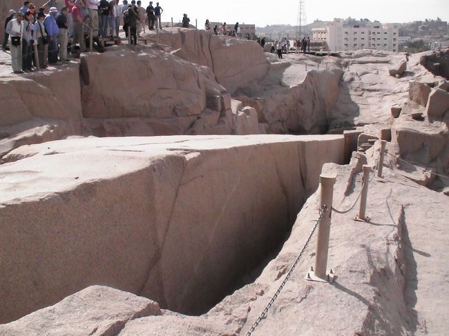 次にアスワン市内に入り、<br />切りかけのオベリスクを見物。<br />