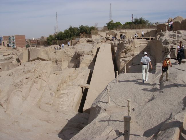 巨大な岩から切り出すのですね。一枚岩です。