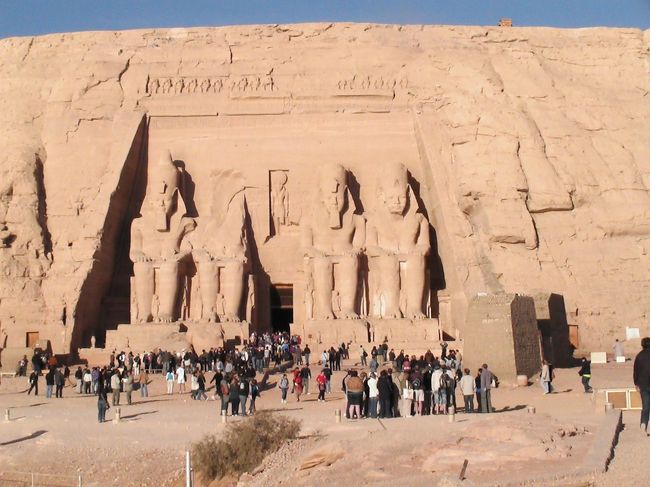 ３時間バスに揺られて到着、<br />アブシンベル大神殿です。<br />ラムセス２世像が並びます。<br />