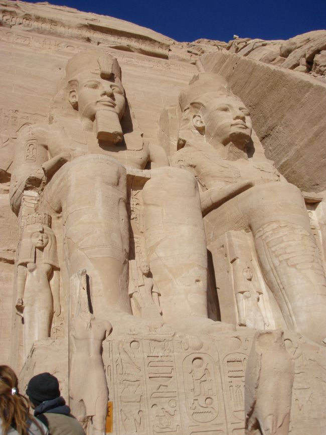 下から見上げたラムセス像です。<br />足下（右下）にハヤブサの姿をしたホルス神がいます。<br />