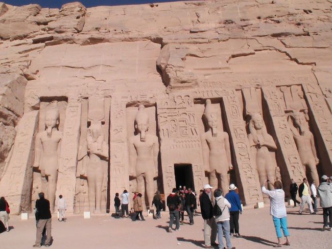 小神殿です。<br />ラムセス２世と王妃ネフェルタリの像が<br />並んでいます。<br />