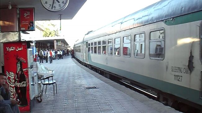 アスワン発のナイル・エクスプレスです。<br />一晩かけてカイロに向かいます。<br />外見はあまりきれいではありません。<br />