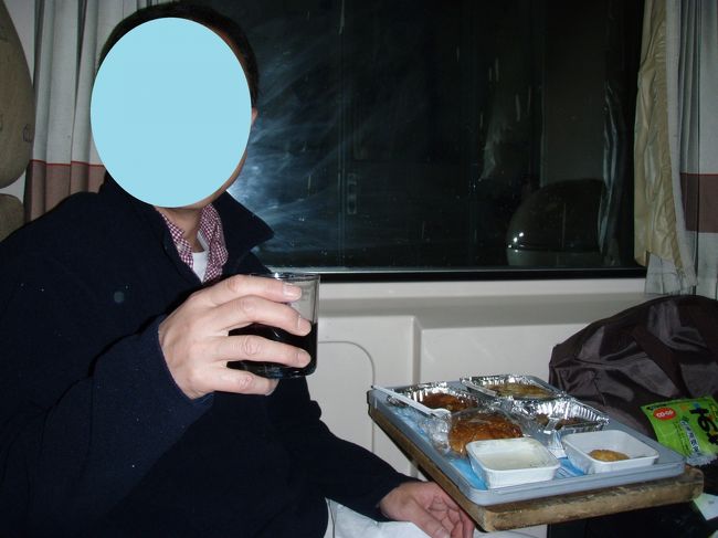 車中で弁当の夕飯です。<br />車内は思ったほど汚くありません。