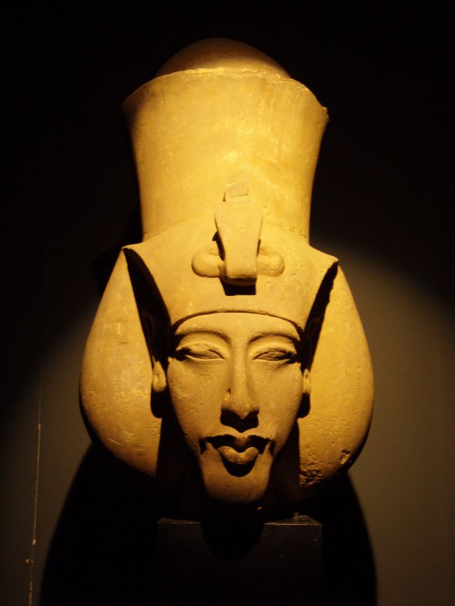 アクエンアテン王の胸像です。