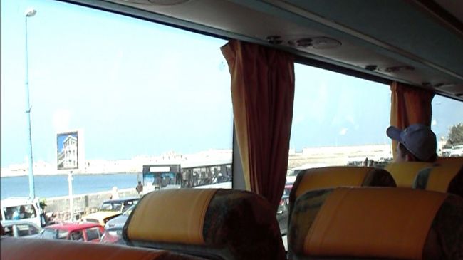 アレキサンドリアの港をながめて<br />カイロへ戻ります。<br />