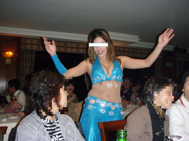 夕食はボートに乗り、ベリーダンスを観賞。<br />食事はバイキングでしたが、あっというまに<br />無くなってしまいました。<br />最後の夜なので、ホテルのバーでサンドイッチを<br />つまみにワインを飲みました。<br />