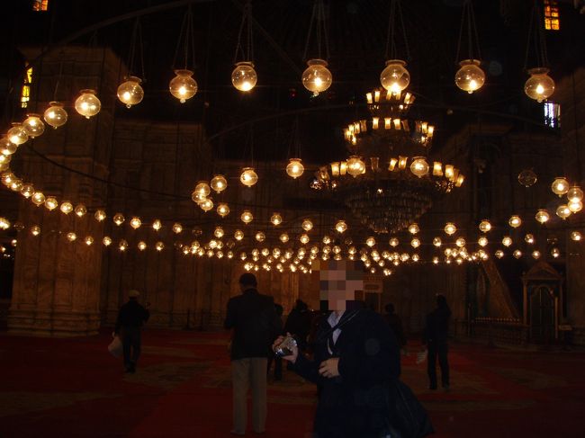 中はこんな感じです。<br />イスタンブールのブルーモスクと比べると<br />こぢんまりとしています。<br />